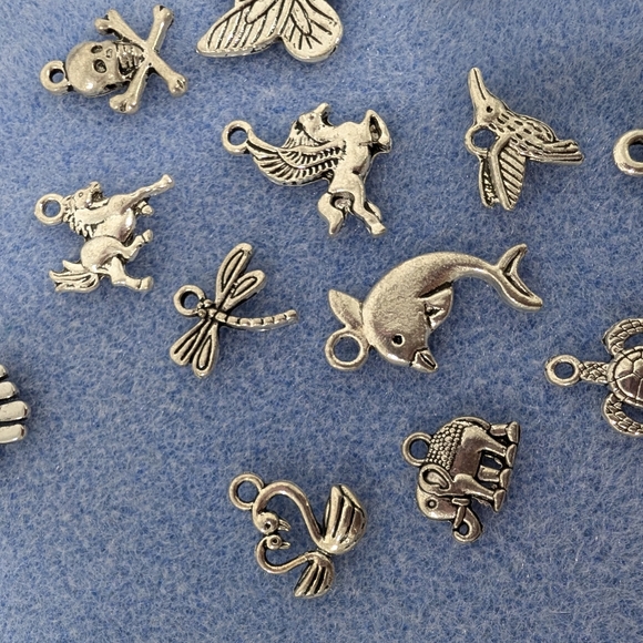 Over 100 charms - Picture 2 of 6